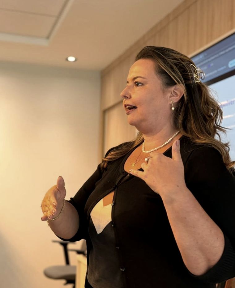 Tatiana Campos conduzindo um workshop executivo